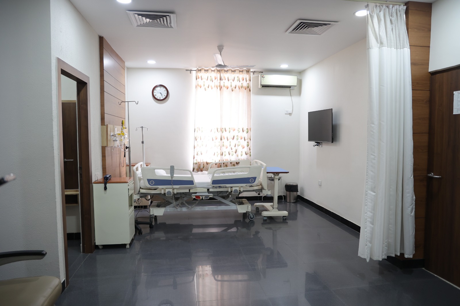 Best Hospital Bed / Room - SRMS Hospital in Bareilly